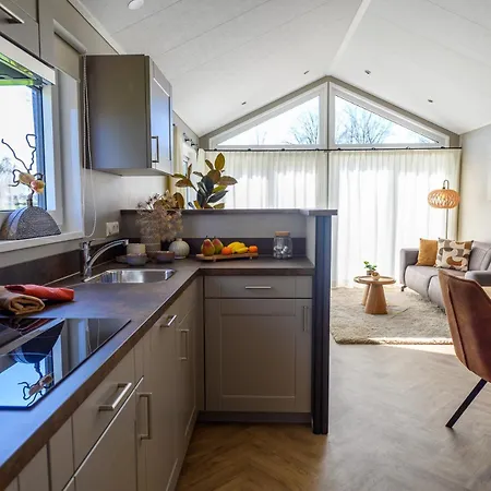 Charleston 066 Mit Eigener Terrasse Am Wasser בקתה ברוגן