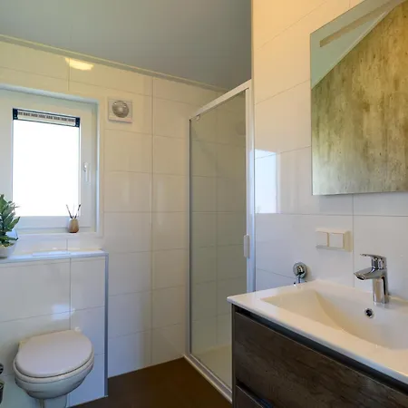 Charleston 066 Mit Eigener Terrasse Am Wasser בקתה ברוגן